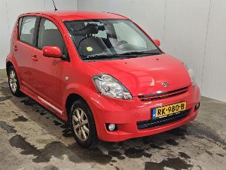 krockskadad bil auto Daihatsu Sirion 1.3 16V DVVT Hatchback  Benzine 1.298cc 67kW (91pk) 2011/7