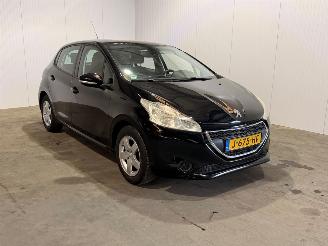 Damaged car Peugeot 208 1.0 Vti 12V PureTech Hatchback  Benzine 2014/10