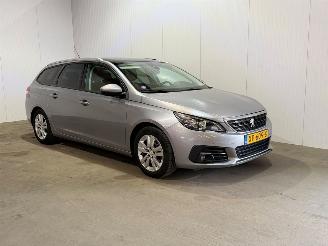 damaged passenger cars Peugeot 308 1.2 Puretech Blue Lease Executive 2019/3
