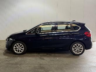 BMW 2-serie 220i Essential picture 2