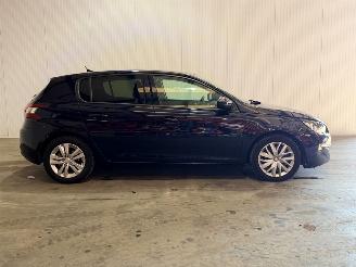 Peugeot 308 1.2 PureTech Blue Lease Executive picture 2