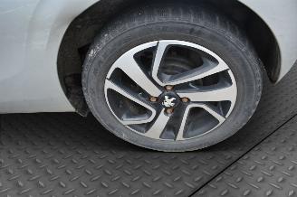 Peugeot 108 1.2 VTI     ONLY FOR PARTS picture 17