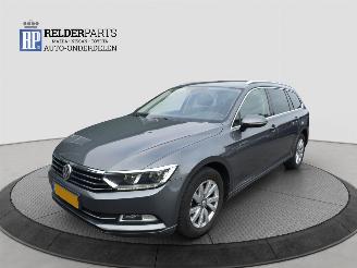 Schadeauto Volkswagen Passat 1.6 TDI DSG  NAVI GESTOLEN 2015/10