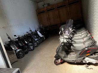 Sym  DIVERSE HELE JONGE SCOOTERS TE KOOP VAN ALLE MERKEN picture 4