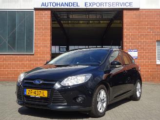 krockskadad bil auto Ford Focus 1.0 EcoBoost Titanium, Airco, Cruise control, Trekhaak 2014/4