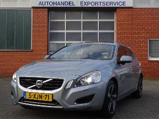 Schadeauto Volvo V-60 D6 AWD Pug-in Hybride, 158kw, Leer, Navi, Schuifdak 2012/12