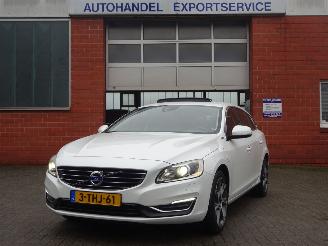 Voiture accidenté Volvo V-60 D6 AWD Plug in Hybrid 158kw, Leer, Navi, Climate& Cruise 2014/2