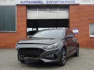 Schadeauto Hyundai I-30 Stationwagon 88kw Hybride, Climate & Cruise, Navi, Laneassist 2023/10