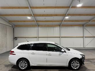 Vaurioauto  passenger cars Peugeot 308 SW 1.2PureTech 96kW Blue Lease Executive 2014/10