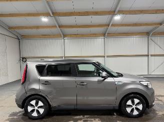 skadebil auto Kia Soul EV 27kWh 81kW ExecutiveLine DAB Stoel/Stuurverwarming 2015/10