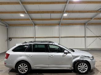 krockskadad bil auto Skoda Octavia 1.6TDI 81kW Automaat Panoramadak 2016/12