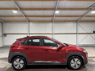 Vaurioauto  passenger cars Hyundai Kona 64kWh 150kW Automaat Comfort 2020/12