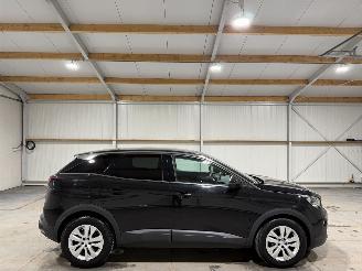 Vaurioauto  passenger cars Peugeot 3008 1.2PT 96kW Blue Lease Executive 2019/3