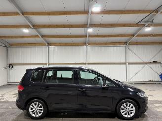 uszkodzony samochody osobowe Volkswagen Touran 1.6TDI 81kW 7p Automaat SCR Connected Series 7 Persoons 2016/4