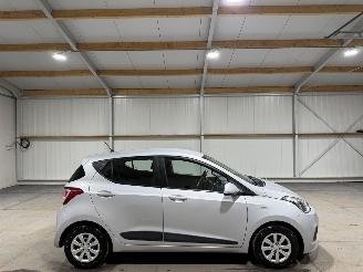 damaged passenger cars Hyundai I-10 1.0i 49kW  i-Motion Clima Comfort 2017/1