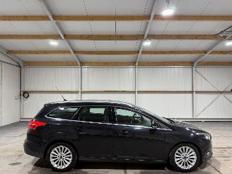 Vaurioauto  passenger cars Ford Focus 1.5TDCI 88kW Automaat 2015/10