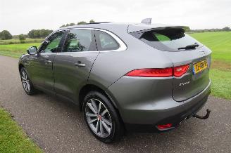 Vaurioauto  passenger cars Jaguar F-Pace 2.0D 180pk Automaat Portofolio 4 AWD Panoramadak  [ splinter nieuwe Motor bij 137.000 km SUV 2016/7