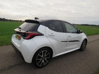 Schadeauto Toyota Yaris 1..5 Hybrid Automaat  30.000km Camera Navigatie lederenstoelen 2022-12 2022/12