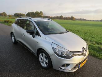 damaged passenger cars Renault Clio 0.9 TCe Estate Limited 170.000km nap  Navigatie   2017  [ topstaat 2017/4