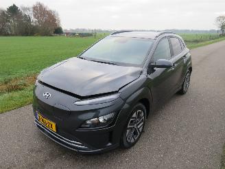 damaged passenger cars Hyundai Kona 39 kw Automaat Hybride  Elektrisch 2021  40.000km Camera Navigatie  stoelverwarmig  nieuwstaat 2021/9