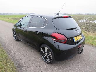 skadebil auto Peugeot 208 1.2 110pk GT Line  5Drs 82.000km nap Leer Camera Navigatie  2016 topstaat 2016/11