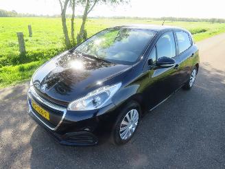 Voiture accidenté Peugeot 208 1.2 82pk  60.000km nap Pure Tech Action Navigatie Airco 2016  [ nieuwstaat 2016/8