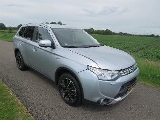 uszkodzony samochody osobowe Mitsubishi Outlander 2.0  121PK PHEV 4X4 PLUG IN  HYBRIDE EXECUTIVE X LINE EDITION 2015  CAMERA 2015/10
