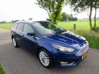 Vaurioauto  passenger cars Ford Focus 1.0 92 Kw  125 pk Titanium Edition Navigatie  Schadevrij  Top Staat  2015-12 top 2015/12
