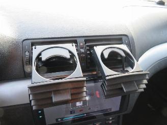 BMW 3-serie 318 D 116 pk  2002 Navigatie Airco  Sedan picture 10