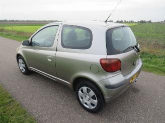 skadebil auto Toyota Yaris 1.3 VVT-1 LUNA 2003  NIEUWE APK!!! 2003/11