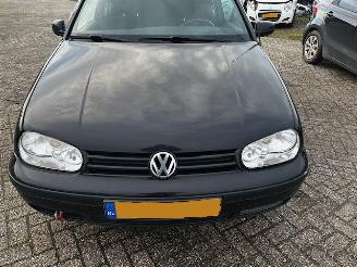 uszkodzony samochody osobowe Volkswagen Golf 1.8 trendline 1999/4
