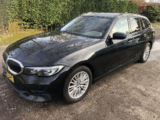 Damaged car BMW 3-serie 320D TOURING BUSINESS EDITION 2022/1