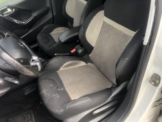 Peugeot 208 208 1.2 VTi Oxygo picture 15