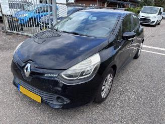 skadebil auto Renault Clio 1.2 collection 2013/8