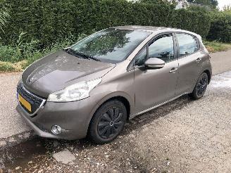 Schadeauto Peugeot 208 208 1.2 VTi Access 2012/11