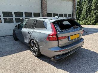 uszkodzony samochody osobowe Volvo V-60 2.0 B4 R-Design Automaat 2021/2