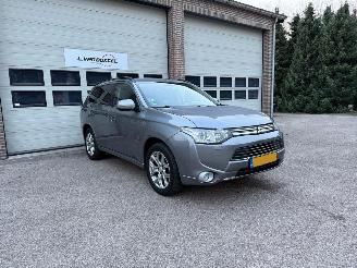 krockskadad bil auto Mitsubishi Outlander 2.0 PHEV Instyle Schuifdak Leder Navi Clima NAP ! 2013/11
