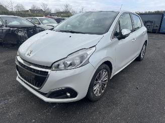 krockskadad bil auto Peugeot 208  2019/1