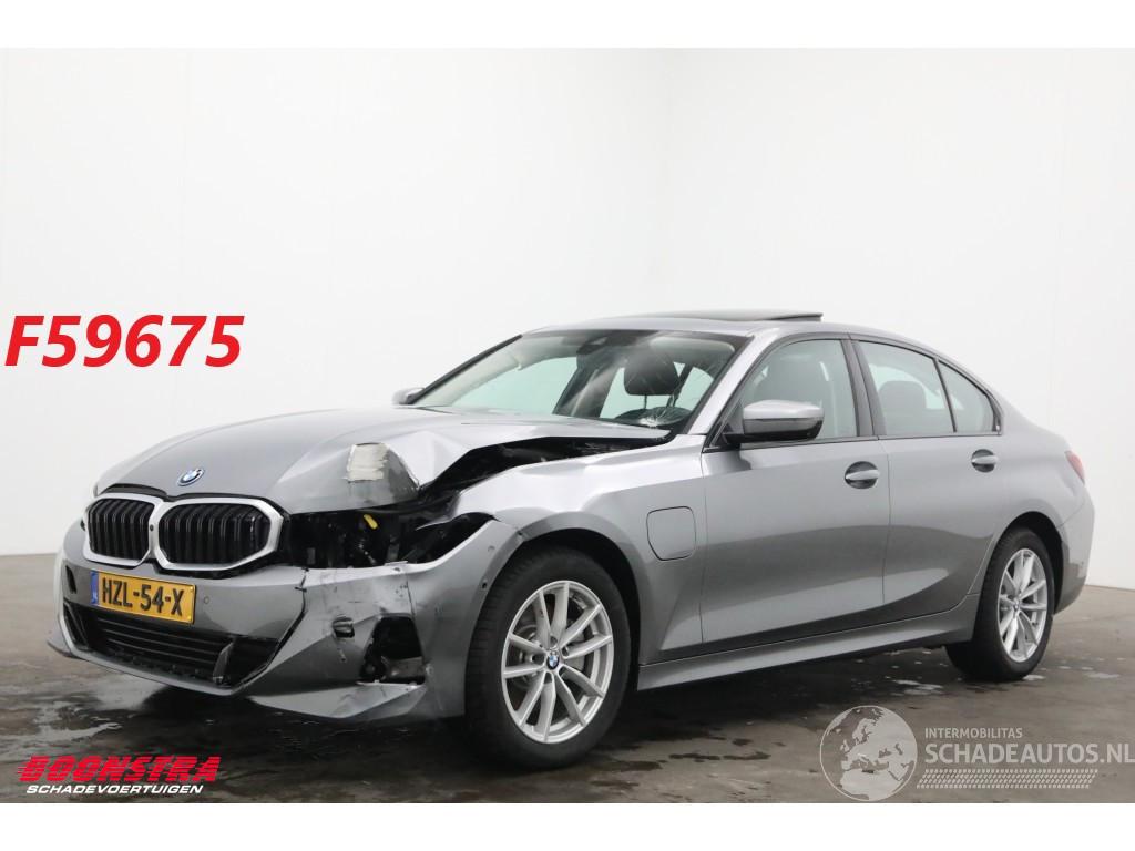 BMW 3-serie 330e Schuifdak 360° LED Cruise SHZ 4.216 km!