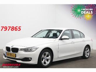 uszkodzony samochody osobowe BMW 3-serie 320i EDE Leder Xenon Navi Clima Cruise PDC 2013/2