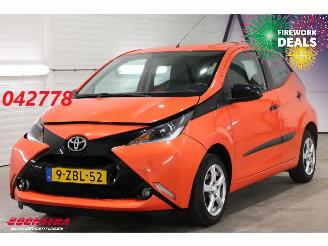 skadebil auto Toyota Aygo 1.0 VVT-i x-cite Airco Cruise Camera Bluetooth 93.010 km! 2015/1