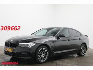 krockskadad bil auto BMW 5-serie 530e iPerformance WASSER SportLine Schuifdak LED ACC SHZ PDC 2018/12