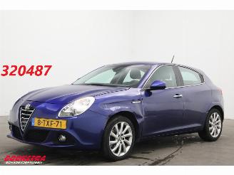 krockskadad bil auto Alfa Romeo Giulietta 1.4 T 170 PK Aut. Distinctive Lusso Navi Clima Cruise PDC AHK 2014/5