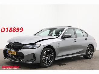 krockskadad bil auto BMW 3-serie 330E M-Sport Schuifdak H/K Memory HUD LRHZ Camera AHK 2023/3
