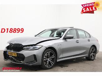 uszkodzony samochody osobowe BMW 3-serie 330E M-Sport Schuifdak H/K Memory HUD LRHZ Camera AHK 2023/3
