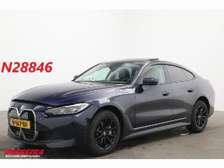 krockskadad bil auto BMW i4 eDrive40 84 kWh Schuifdak LED ACC Camera AHK 2022/8