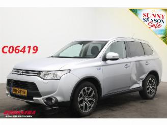 Schadeauto Mitsubishi Outlander 2.0 PHEV Executive Edition X-Line Navi Clima Cruise Camera AHK 2015/10