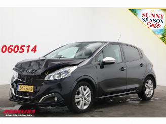 Schadeauto Peugeot 208 1.2 PT Signature Navi Airco Cruise PDC 134.559 km! 2019/7