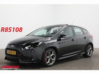 Damaged car Ford Focus 2.0 EcoBoost ST-3 250 PK Schuifdak Leder Clima Cruise Camera SHZ 2013/7