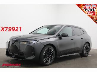 krockskadad bil auto BMW iX xDrive M70 112 kWh HUD Clima Cruise Navi SHZ LrHZ Leder Memory H/K PDC 2026/4